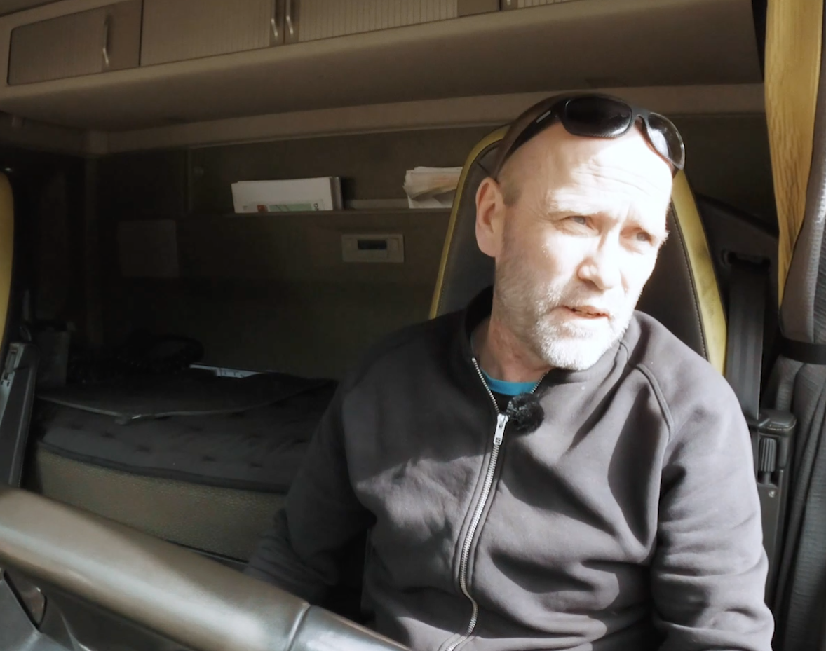Knut Vebostad rygger lastebilen på plass